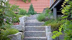 Granitstein-Treppe, Akzentebepflanzung